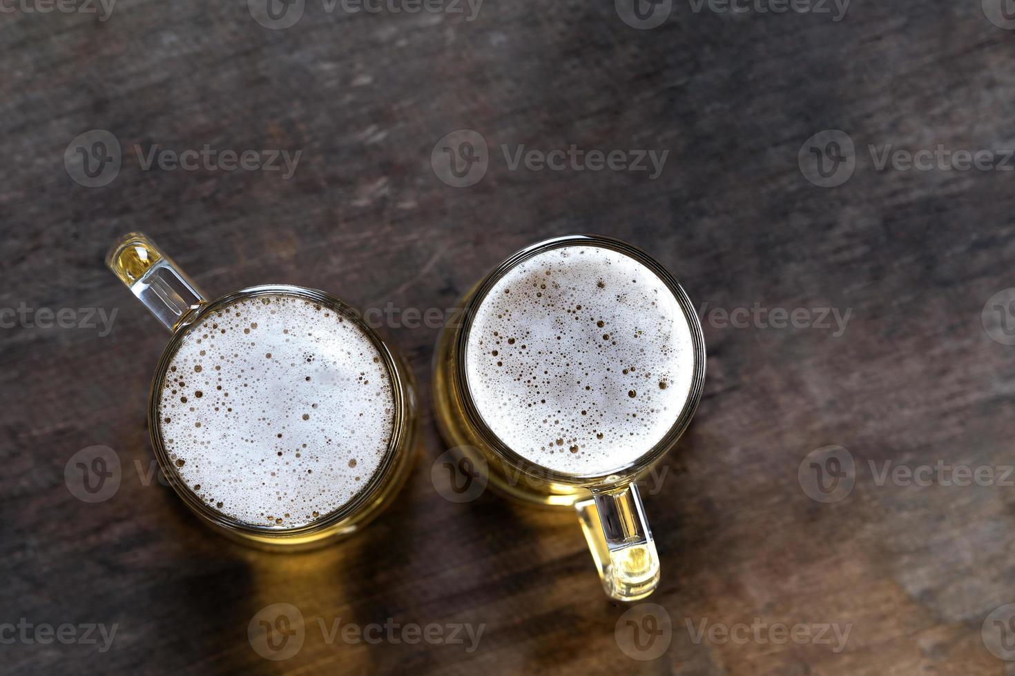 Draufsicht auf Bier im Glas auf dem Holztischhintergrund foto