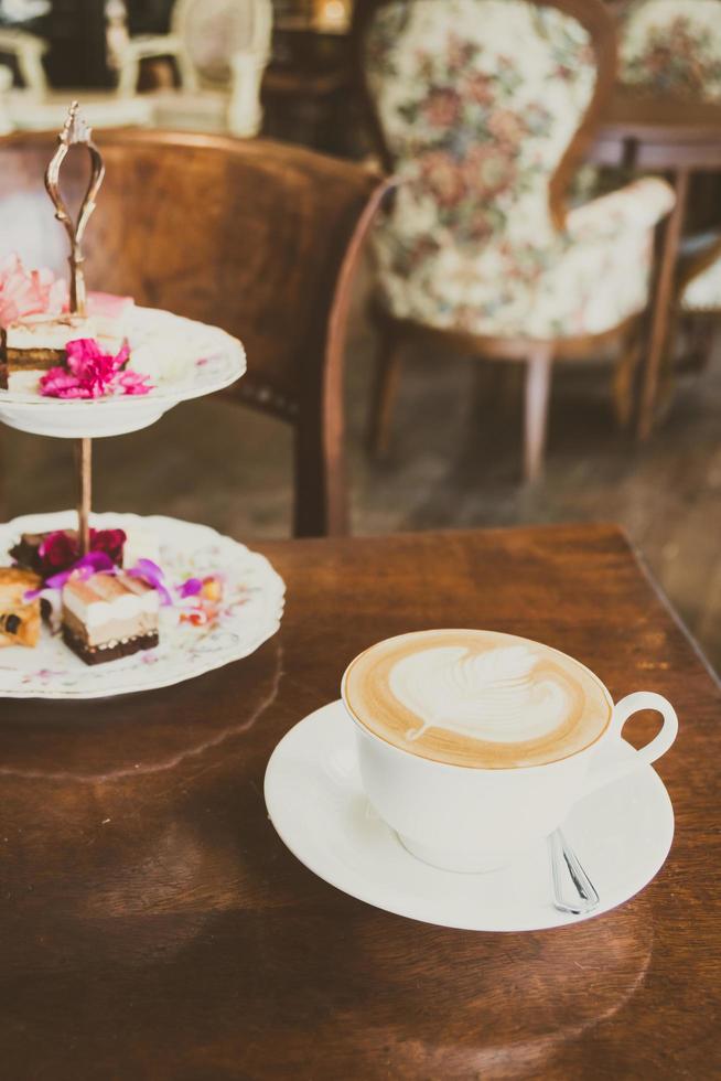 weiße Tasse mit Latte Kaffee und Kuchen foto