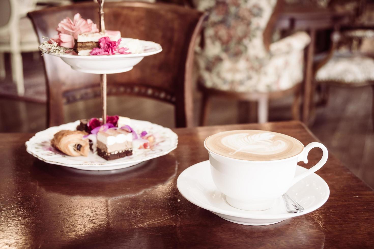 weiße Tasse mit Latte Kaffee und Kuchen foto