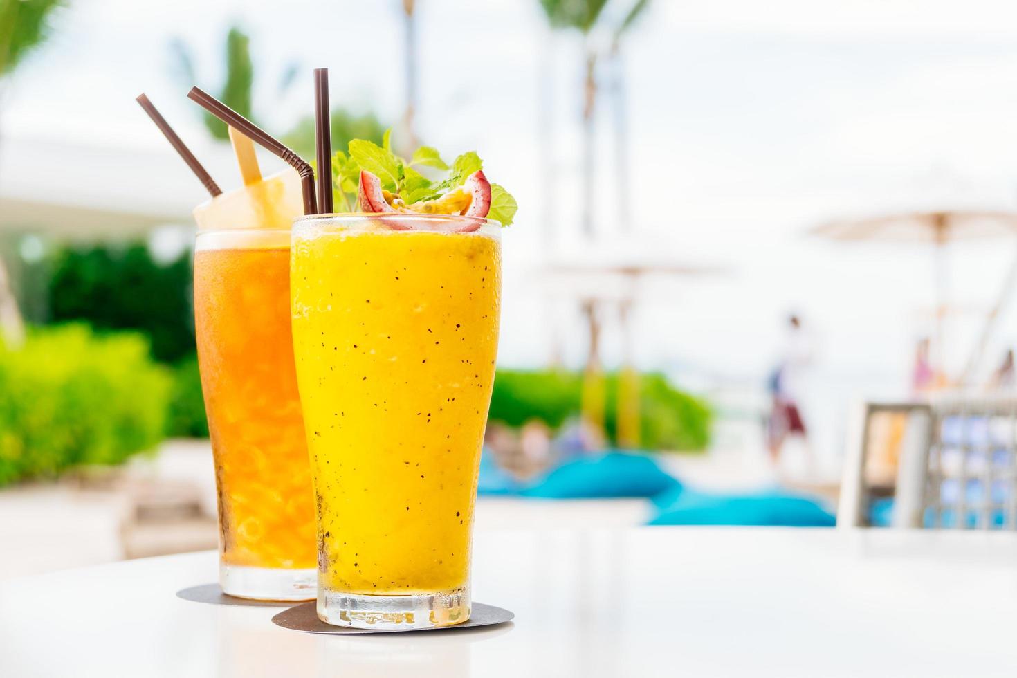 Iced Cocktails Trinkglas mit Strand und Meer foto