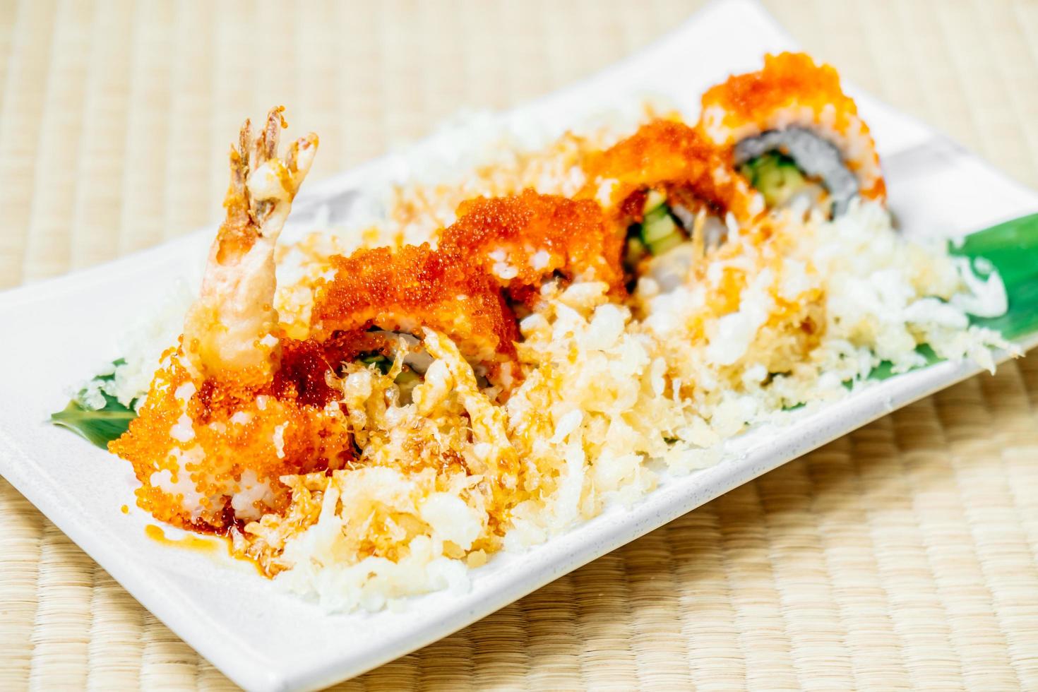 Gebratene Garnelen oder Garnelen Tempura Sushi foto