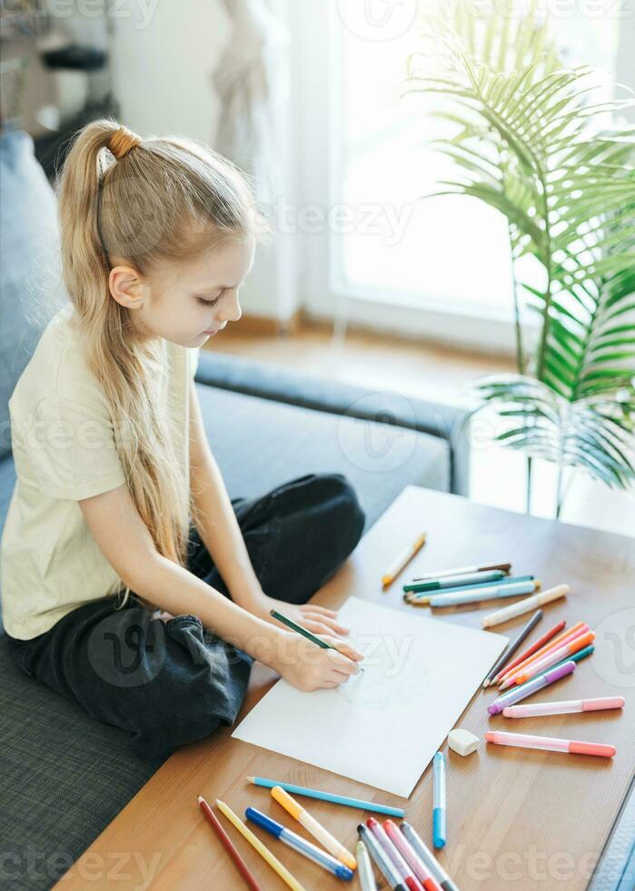 Kind Mädchen Zeichnung mit bunt Bleistifte foto