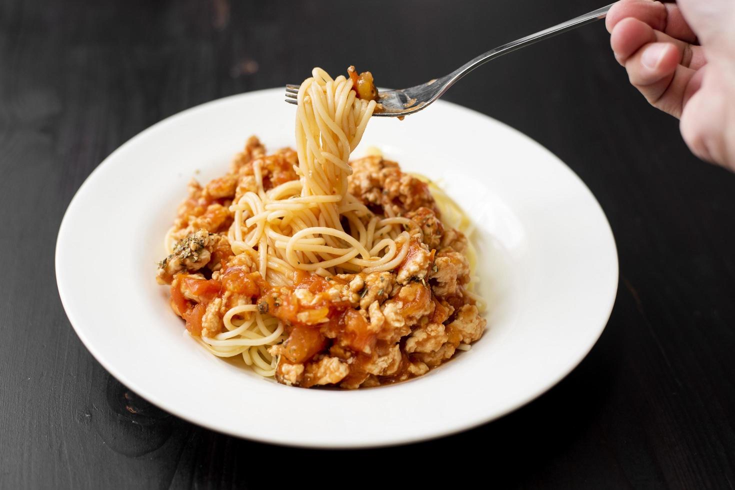 Spaghetti auf schwarzem Holzuntergrund foto