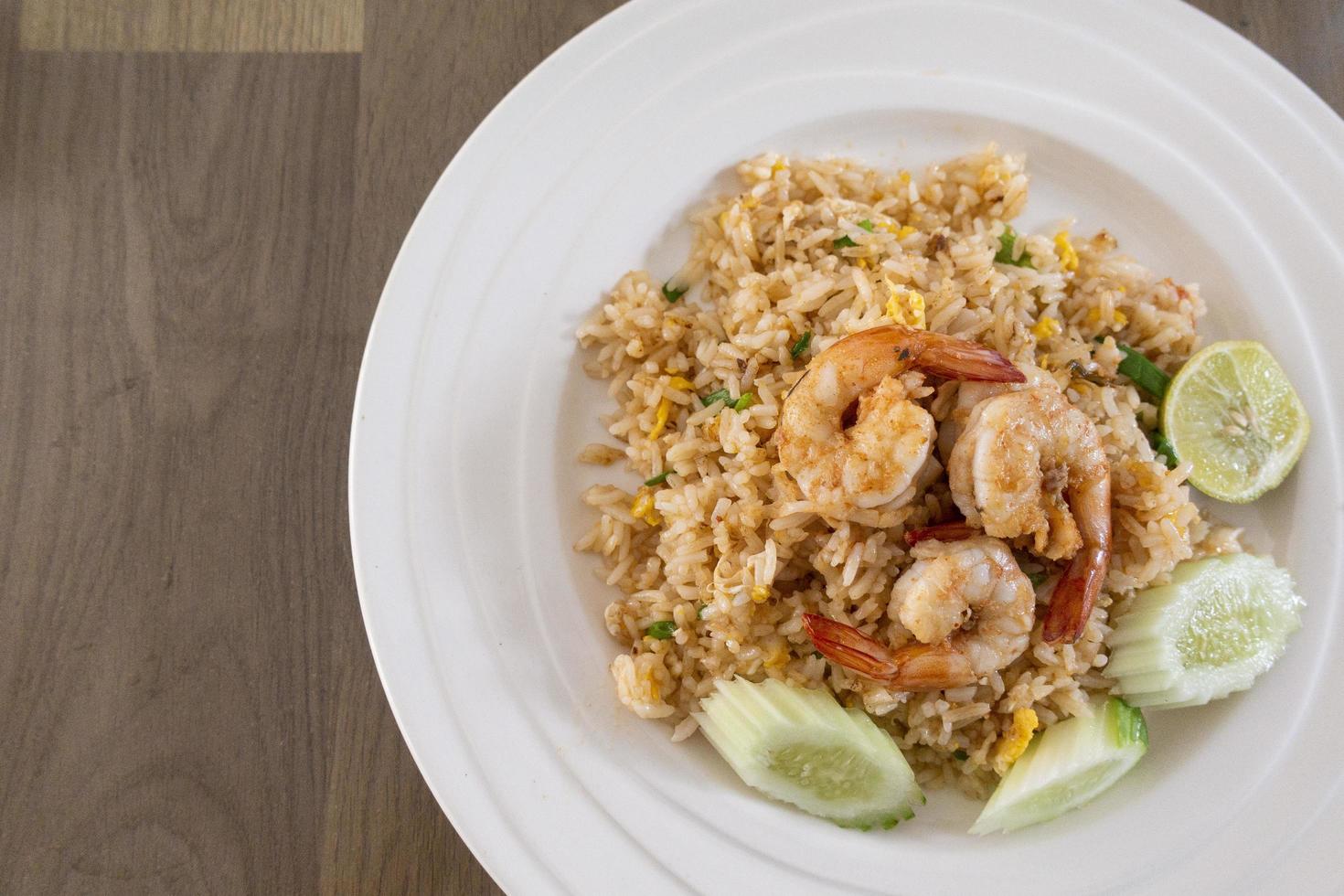 gebratener Reis mit Shrimps foto
