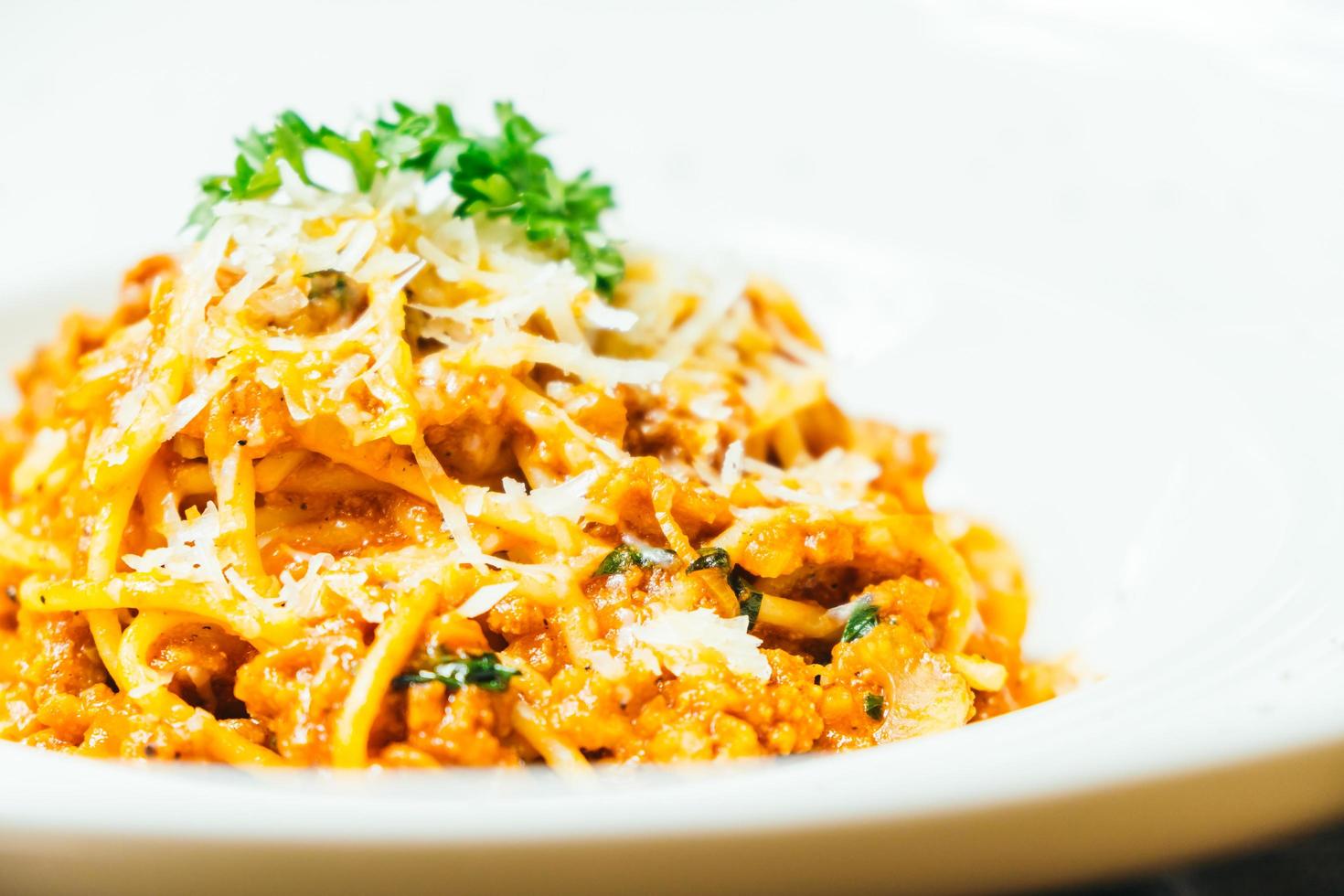 Spaghetti oder Pasta Bolognese in weißer Platte foto