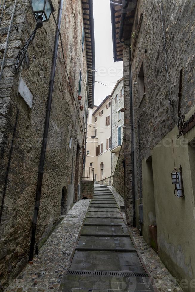 Architektur von Gassen und Gebäuden in der Stadt Acquasparta foto