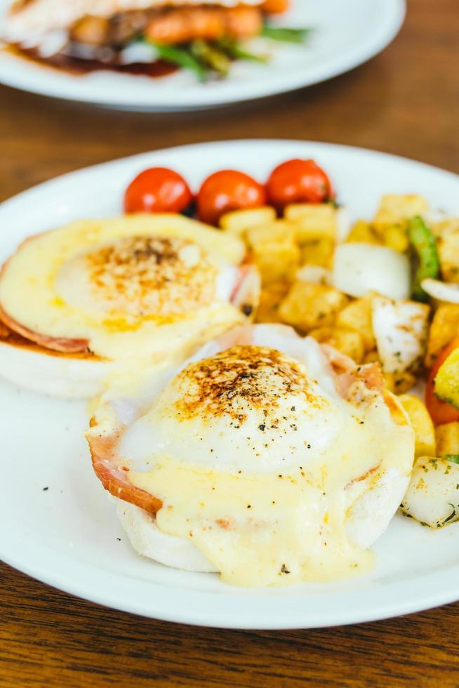 Ei Benedikt mit Gemüse zum Frühstück foto