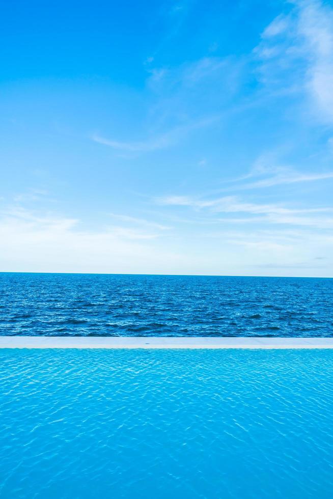 Infinity-Pool mit Meer- und Meerblick auf blauen Himmel foto