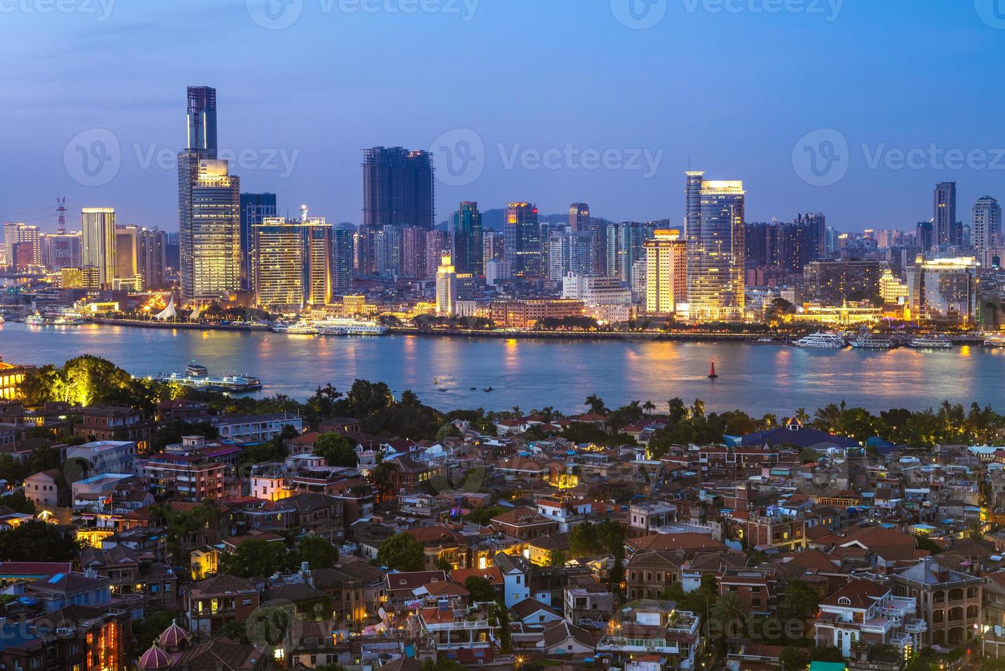 Skyline von Xiamen in China bei Nacht foto