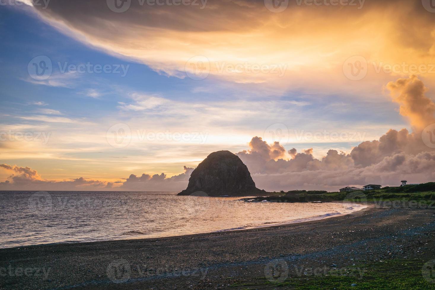 Landschaft des Mantou-Felsens in Lanyu in der Abenddämmerung foto