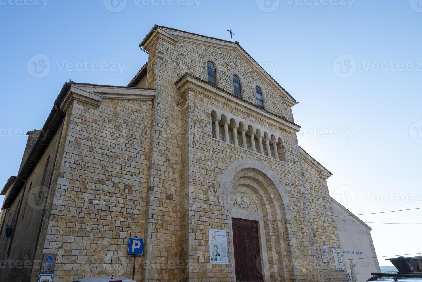 eine der vielen kirchen im zentrum von amelia foto