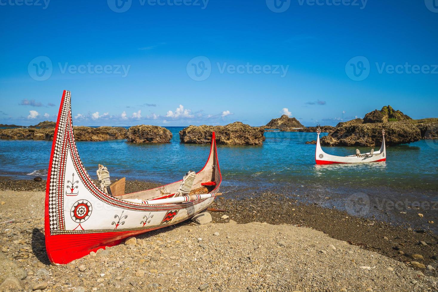 Lanyu traditionelles Kanu in der Bucht von Dongqing in Lanyu, Taitung, Taiwan foto