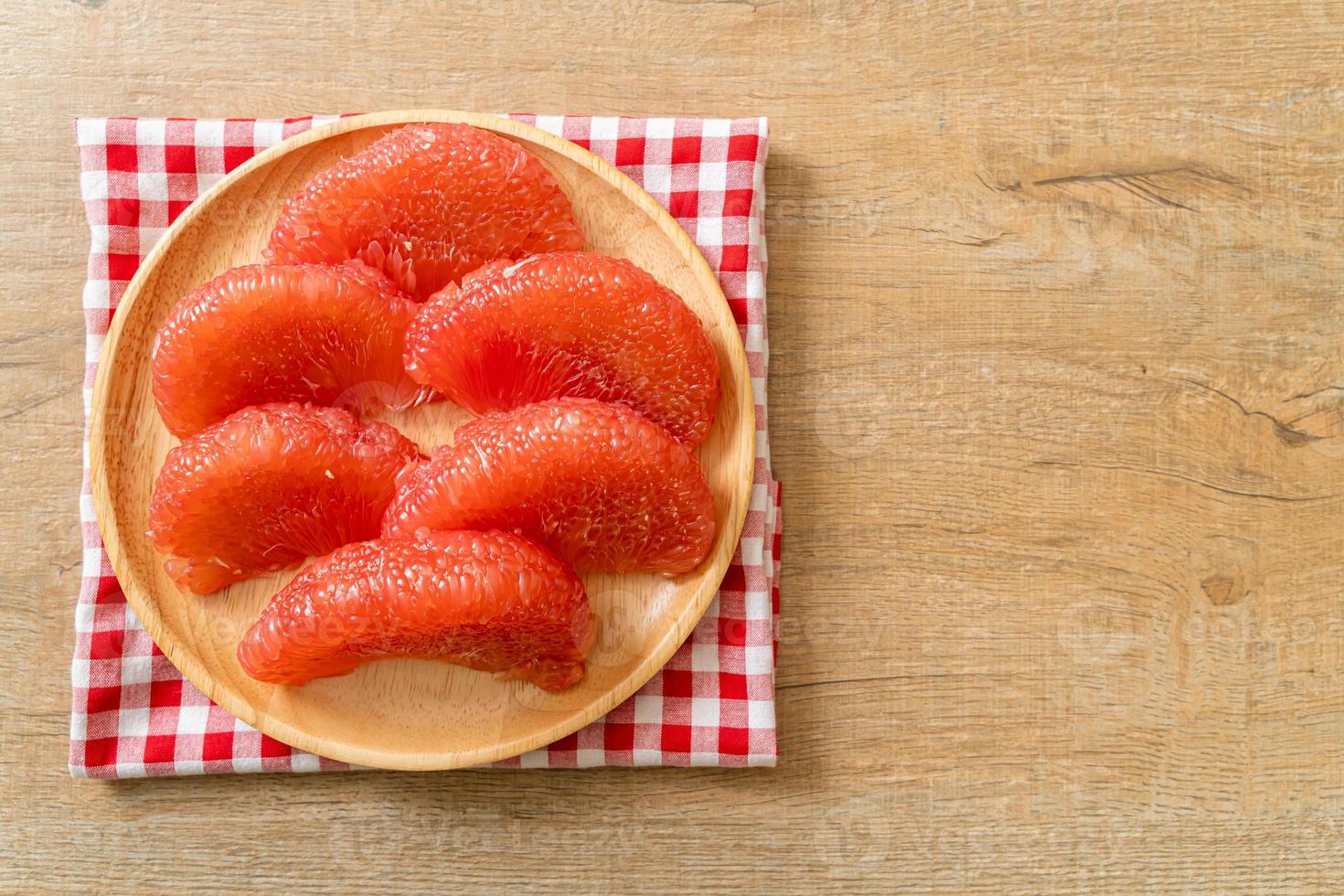 frische rote Pampelmusenfrucht oder Grapefruit auf Teller foto