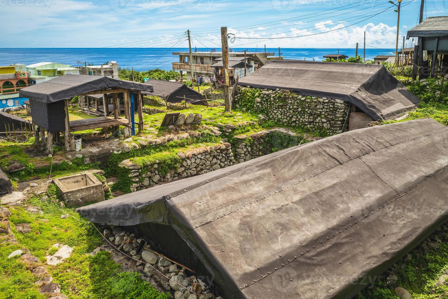 traditionelle tao-residenz, halbkellerhaus in lanyu, taiwan foto