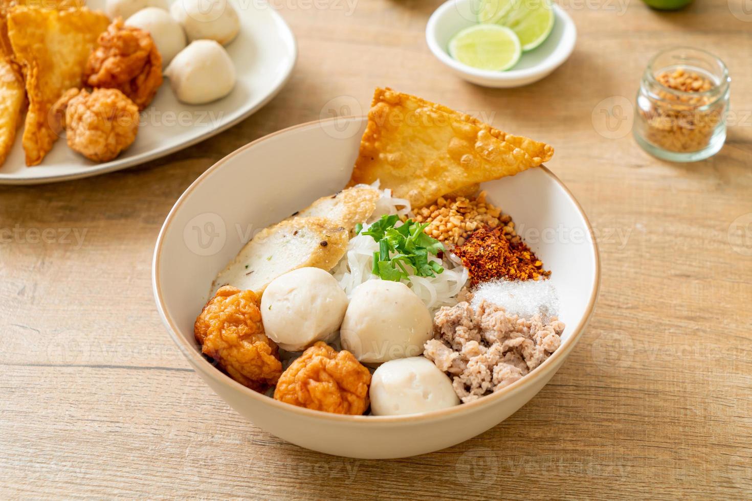 pikante kleine Reisbandnudeln mit Fischbällchen und Garnelenbällchen ohne Suppe - asiatische Küche foto