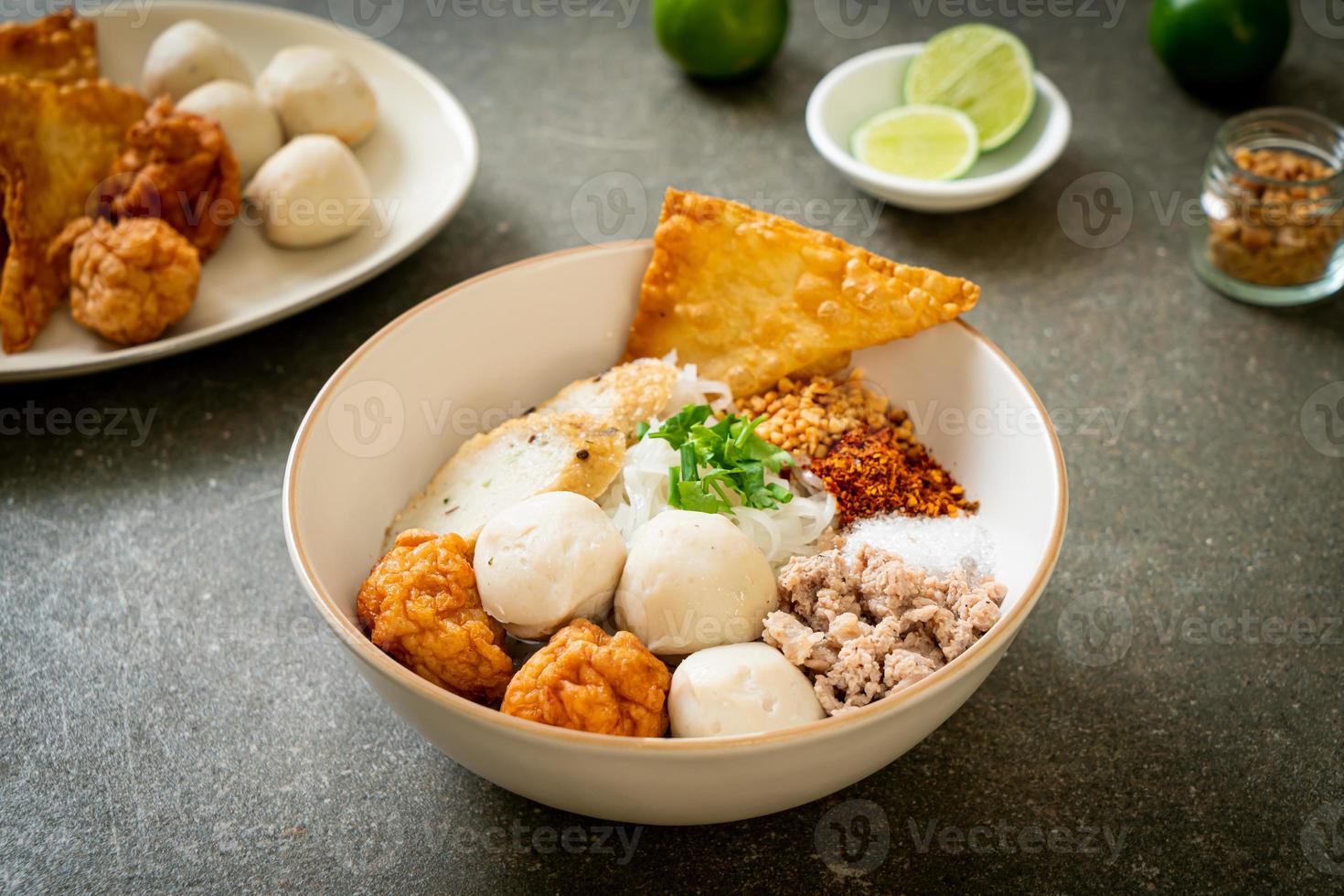 pikante kleine Reisbandnudeln mit Fischbällchen und Garnelenbällchen ohne Suppe - asiatische Küche foto