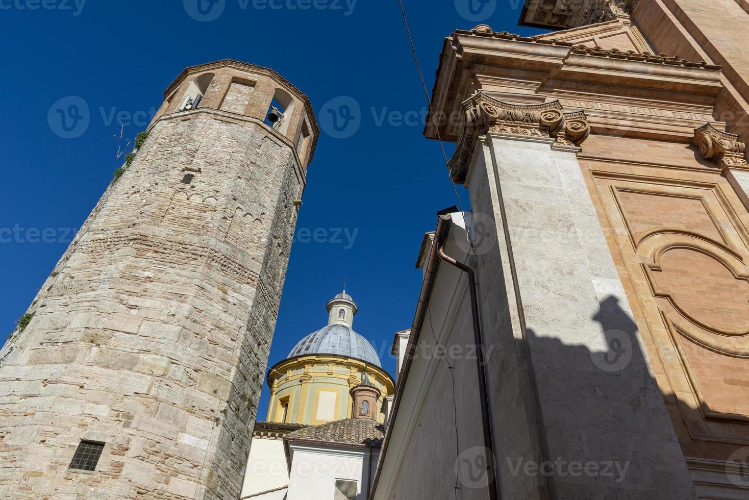 bürgerturm in der kathedrale von santa fermina im zentrum von amelia foto