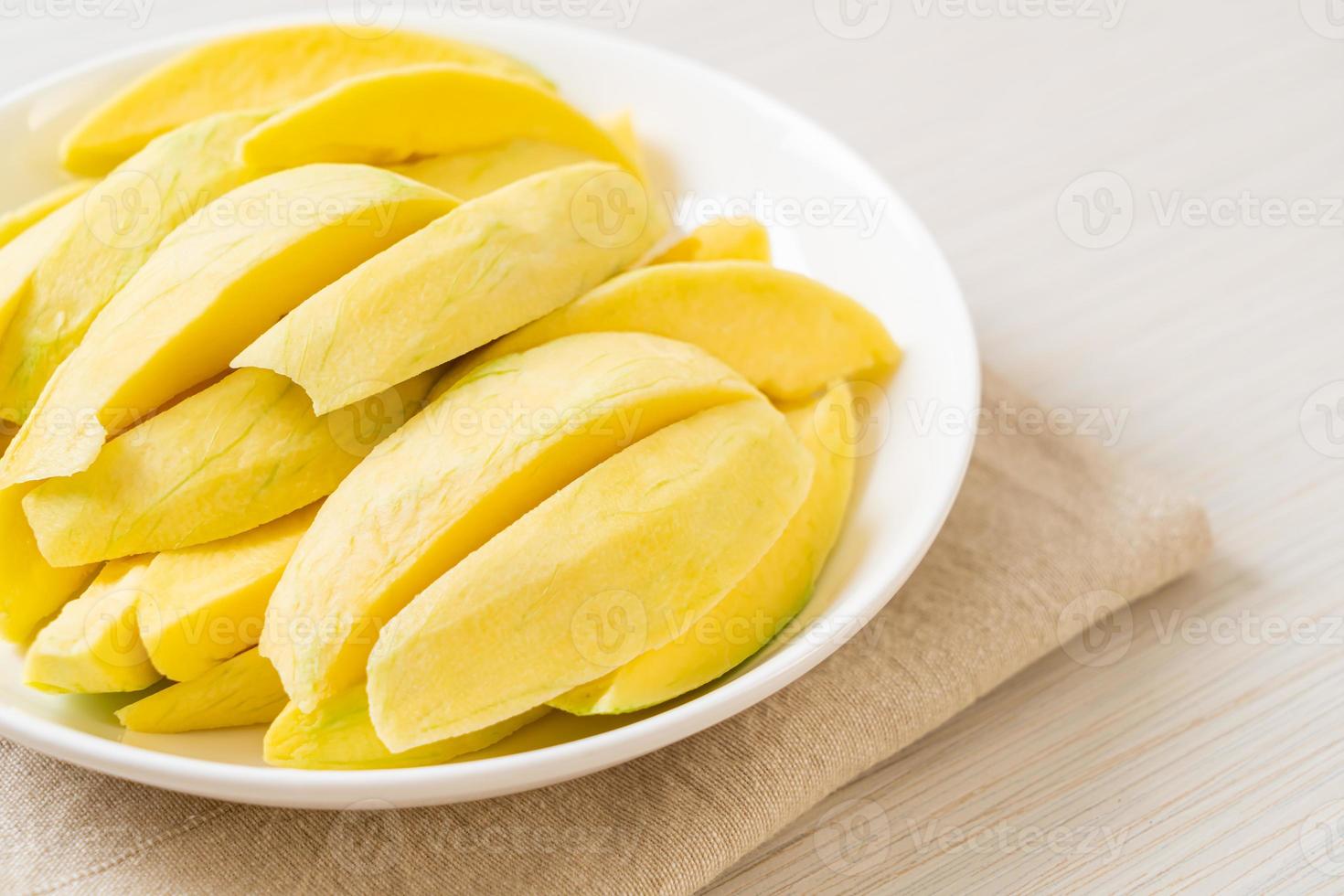 frische grüne und goldene Mango auf Teller geschnitten on foto