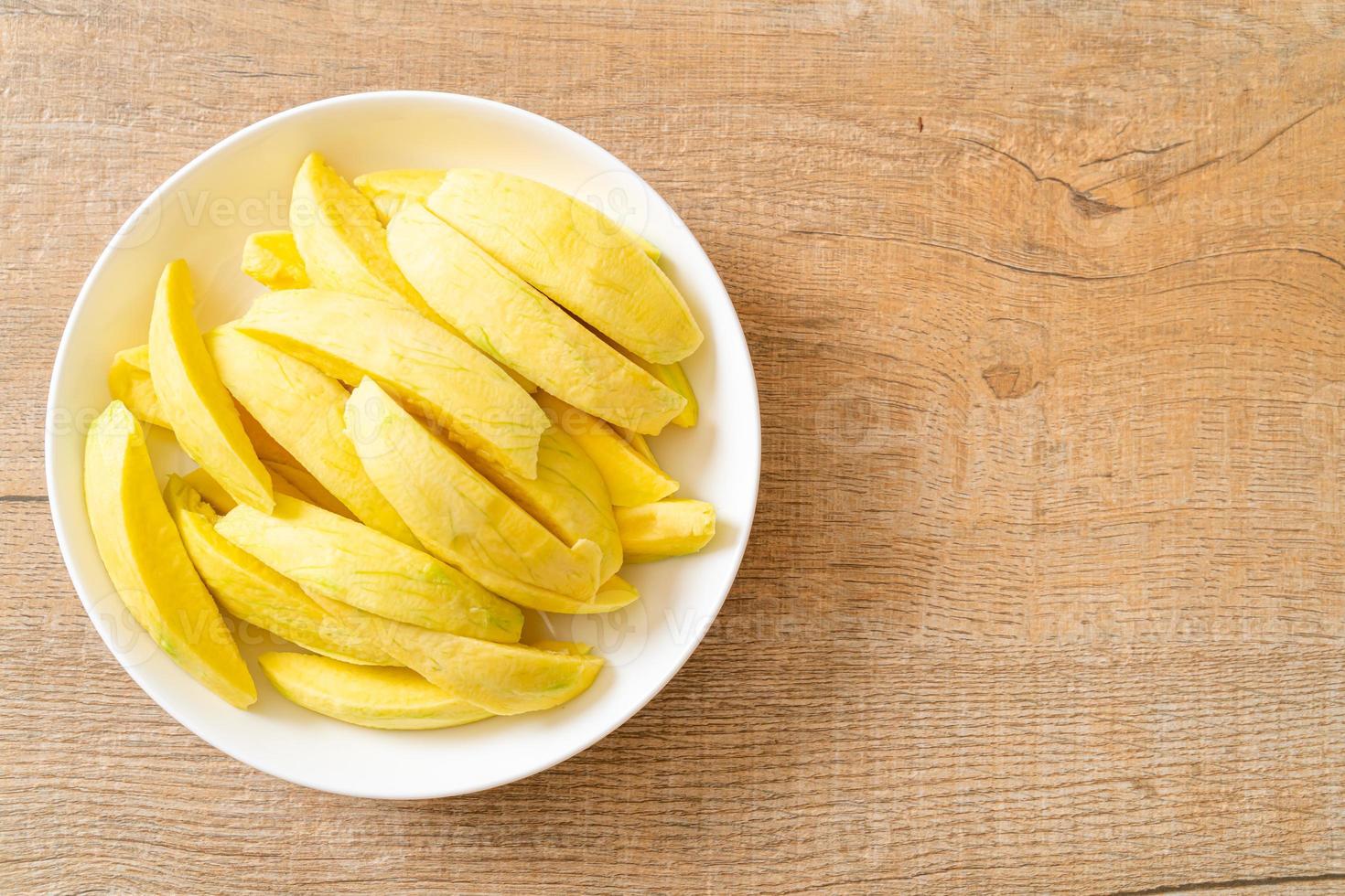 frische grüne und goldene Mango auf Teller geschnitten on foto