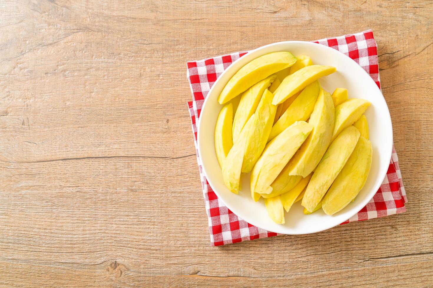 frische grüne und goldene Mango auf Teller geschnitten on foto