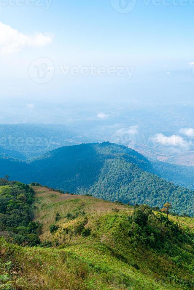 schöne bergschicht mit wolken und blauem himmel am naturpfad kew mae pan in chiang mai, thailand foto
