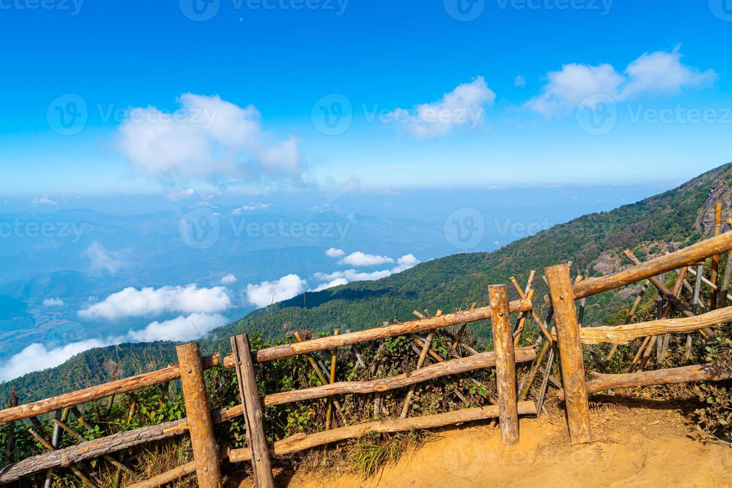 schöne bergschicht mit wolken und blauem himmel am naturpfad kew mae pan in chiang mai, thailand foto