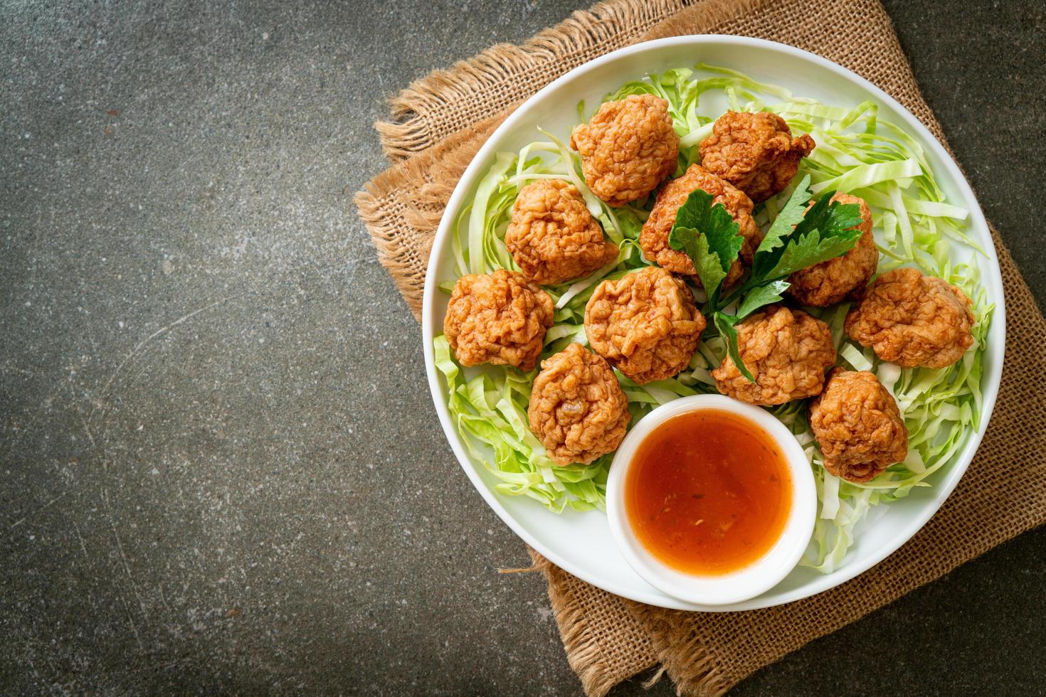 gekochte Garnelenbällchen mit scharfer Sauce foto