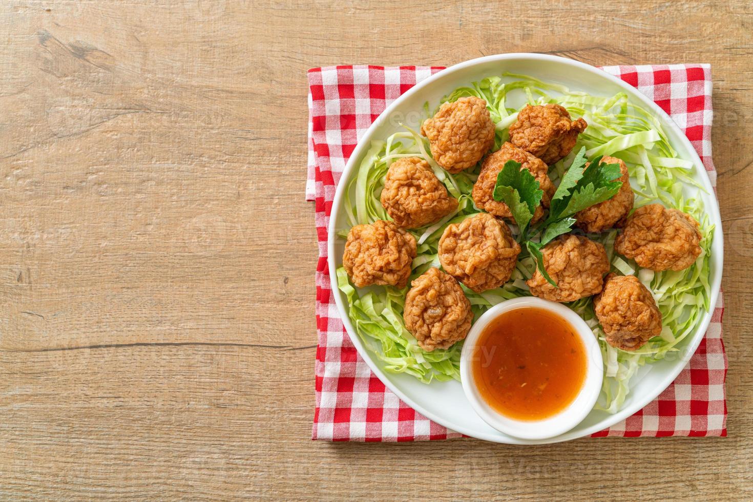 gekochte Garnelenbällchen mit scharfer Sauce foto