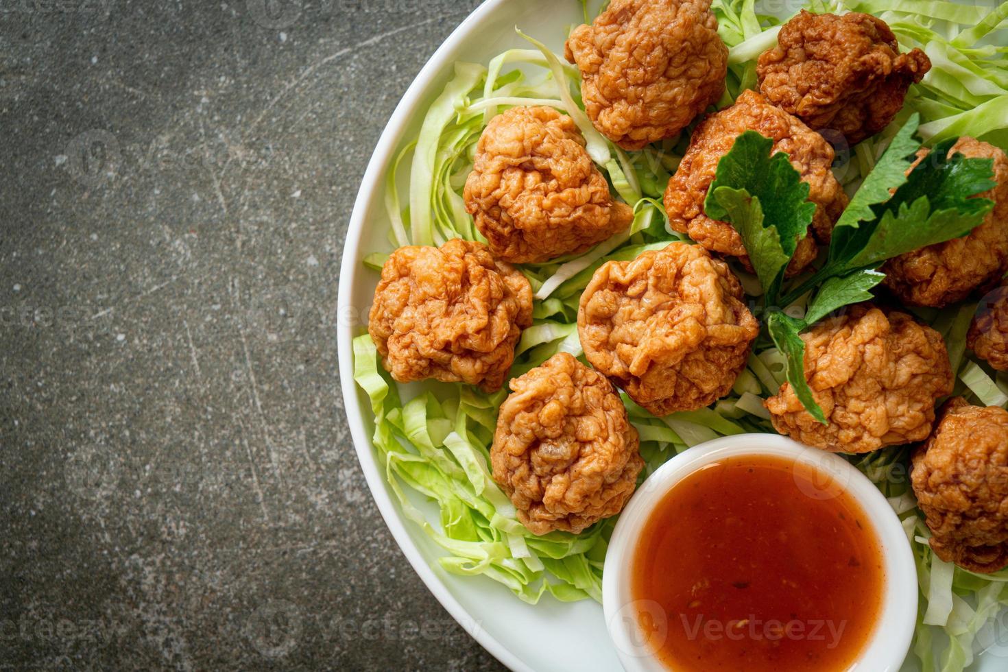 gekochte Garnelenbällchen mit scharfer Sauce foto