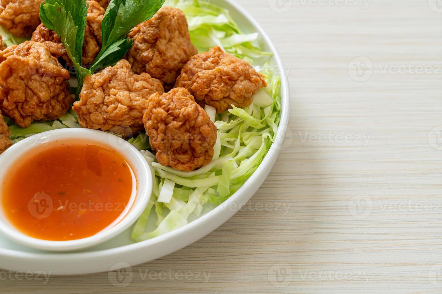 gekochte Garnelenbällchen mit scharfer Sauce foto