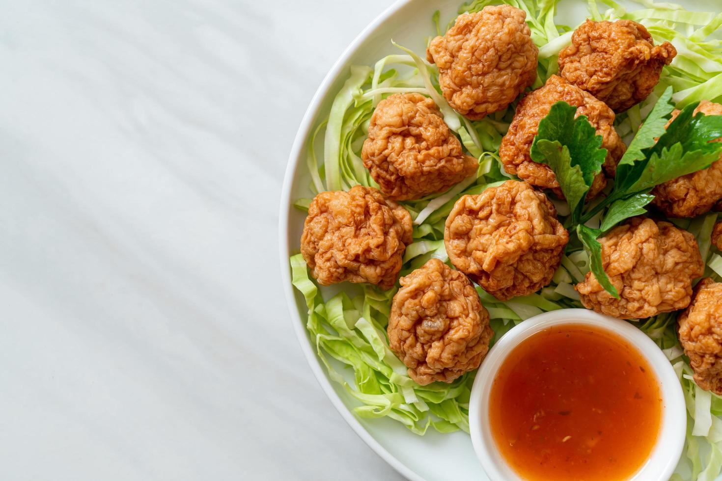 gekochte Garnelenbällchen mit scharfer Sauce foto