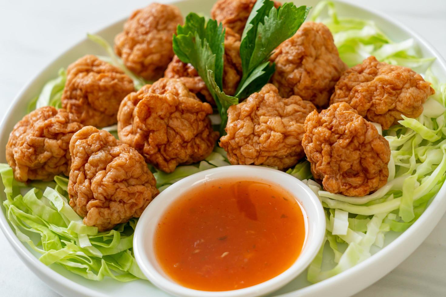 gekochte Garnelenbällchen mit scharfer Sauce foto