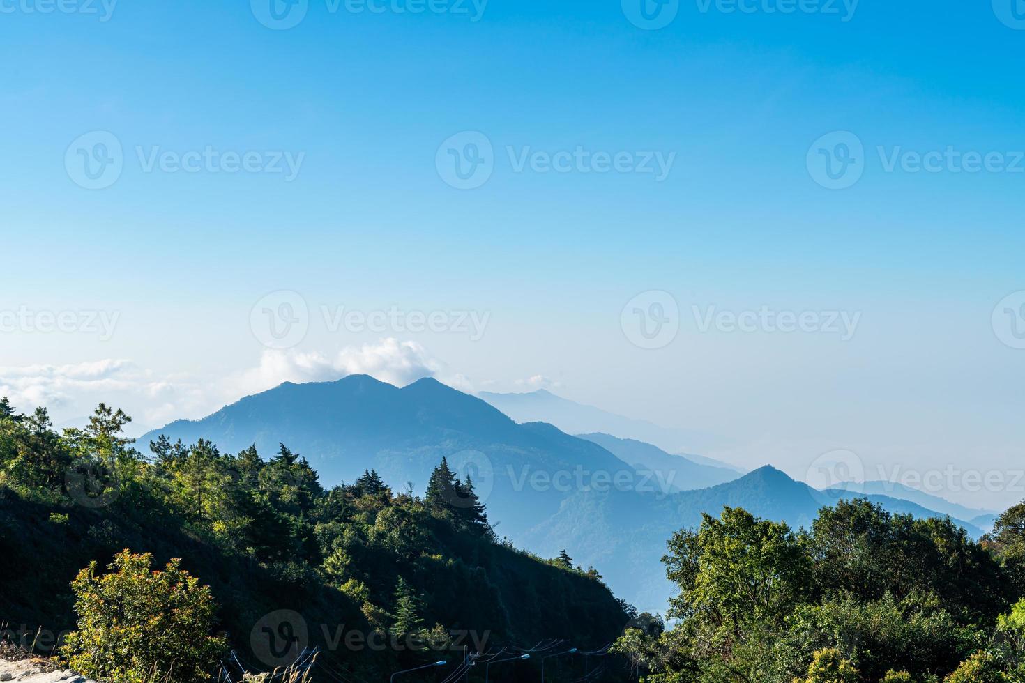 schöne bergschicht mit wolken und sonnenaufgang bei chiang mai in thailand foto