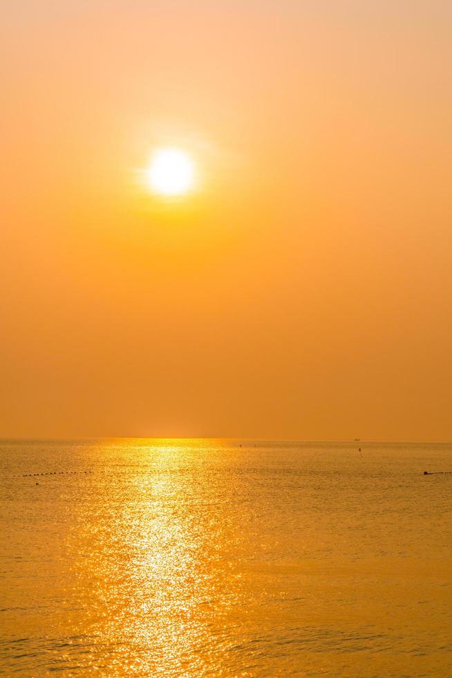 schöner Sonnenaufgang am Strand und am Meer foto