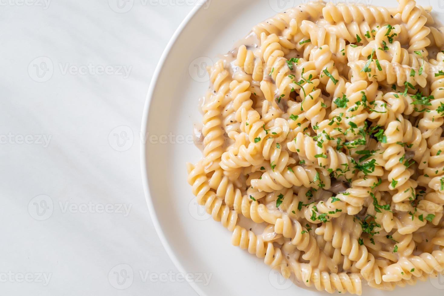 Spirali oder Spiralnudeln-Pilz-Sahnesauce mit Petersilie - italienische Küche foto