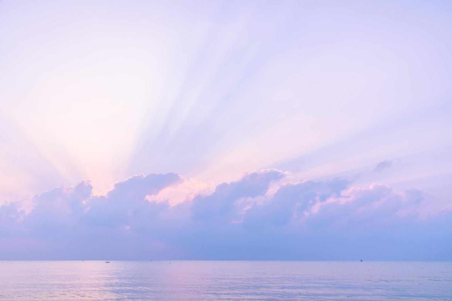 schöner Strand und Meer bei Sonnenaufgang foto