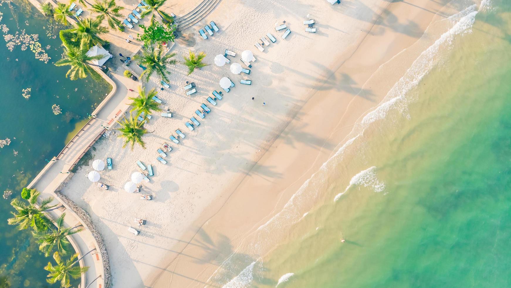 Luftaufnahme von Strand und Meer foto