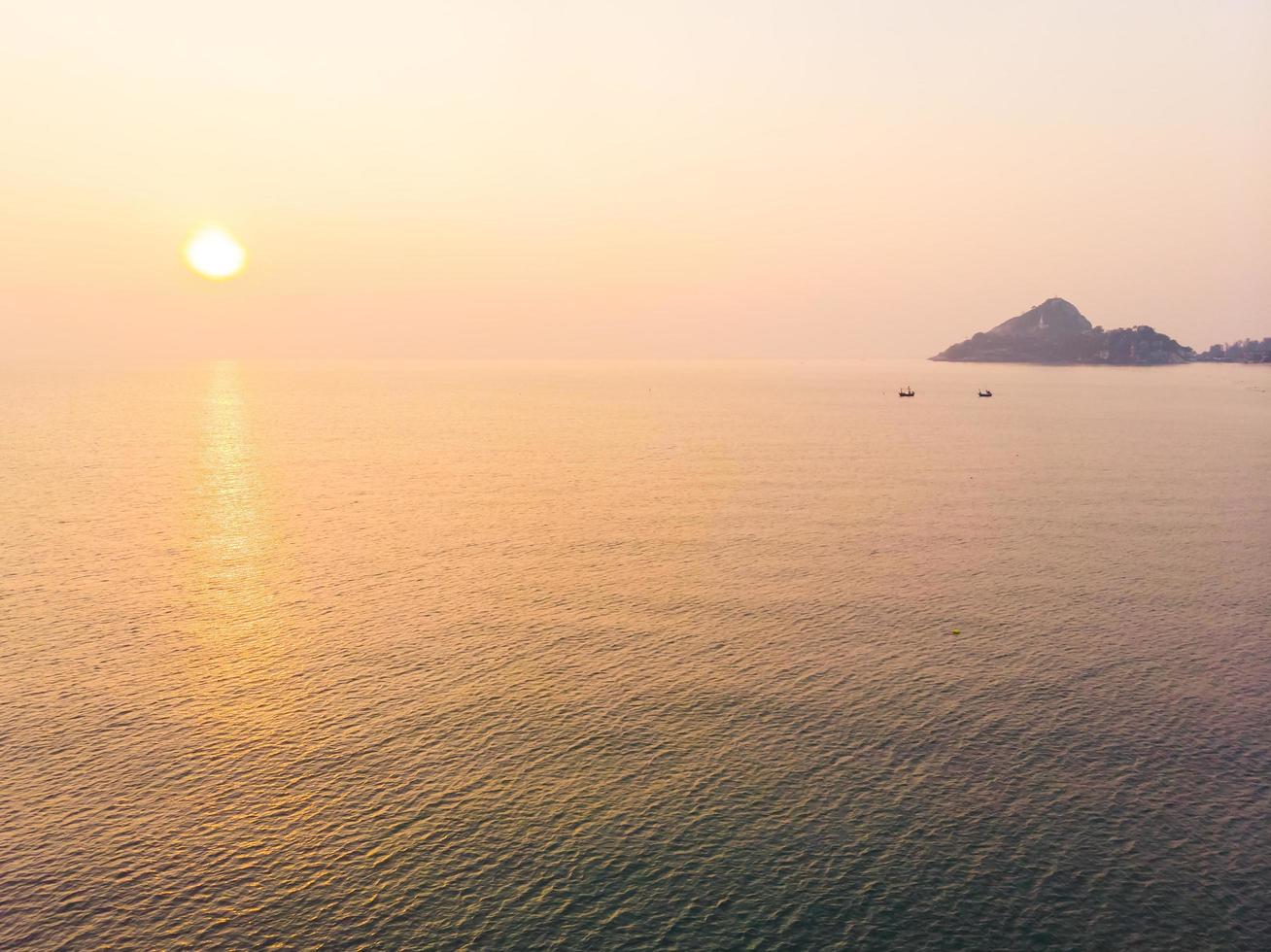 Luftbild Sonnenaufgang mit Meer foto