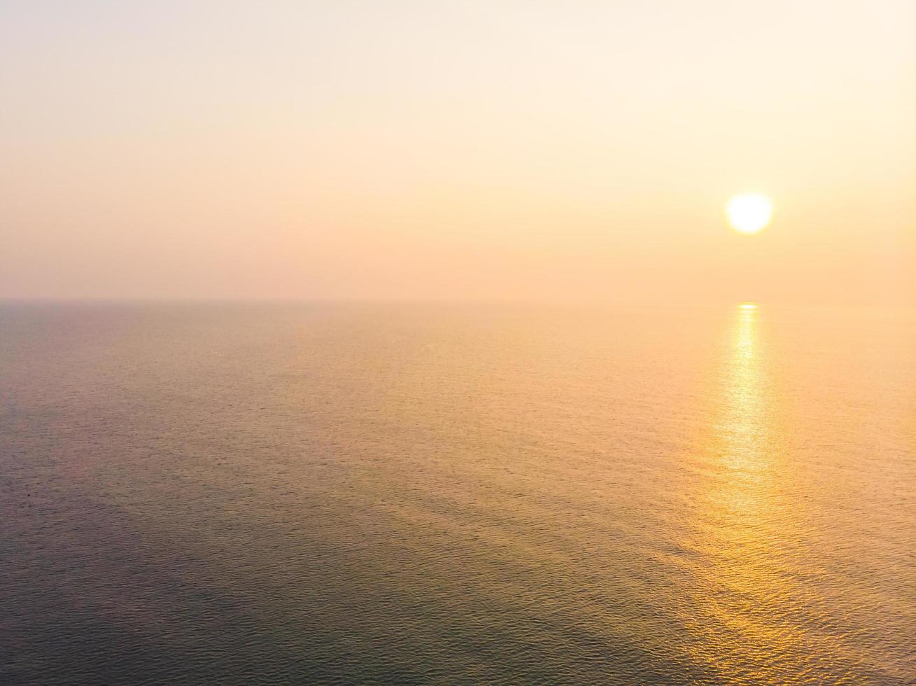 Luftbild Sonnenaufgang mit Meer foto