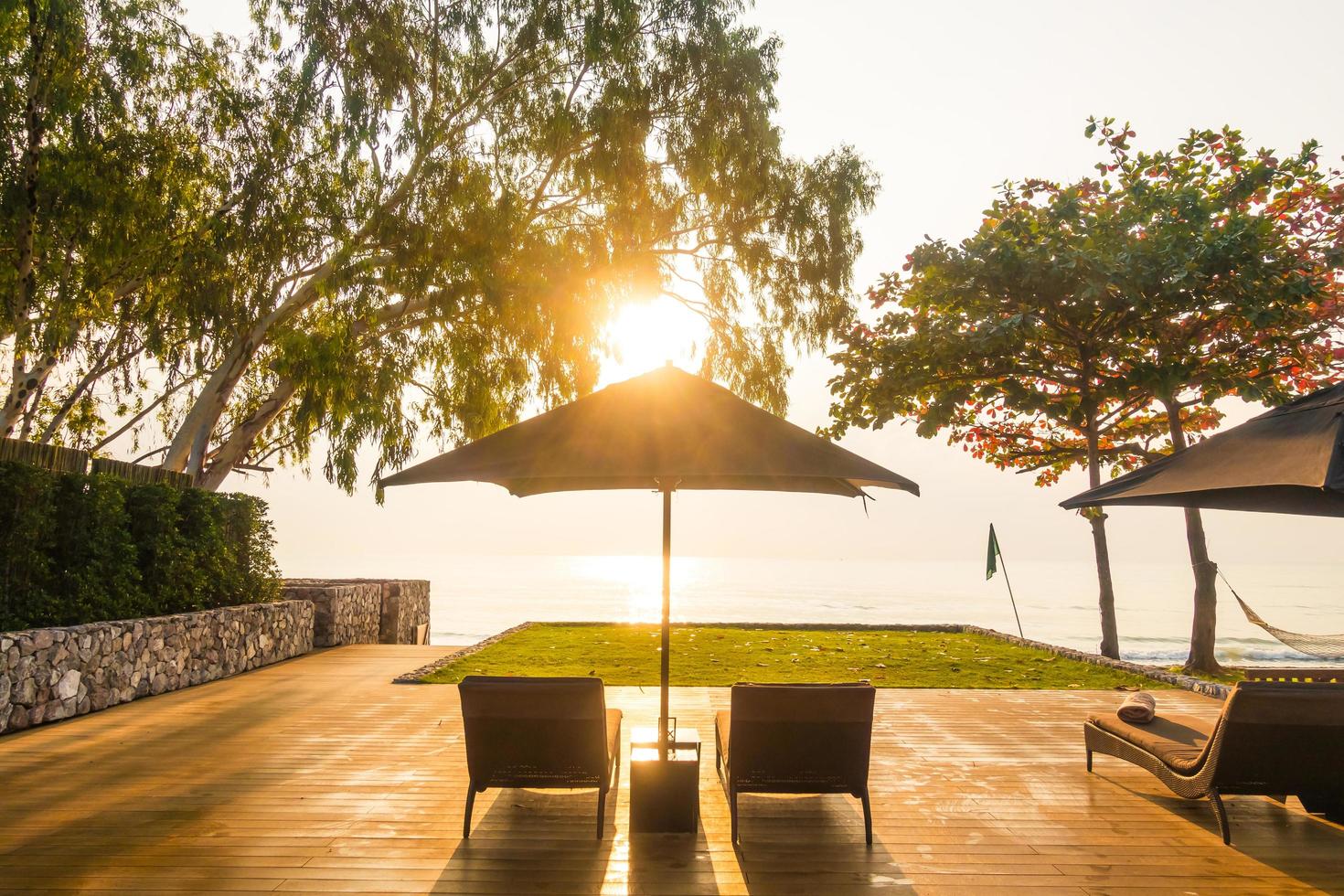 Sonnenschirm und Stuhl in der Nähe von Strand und Meer foto