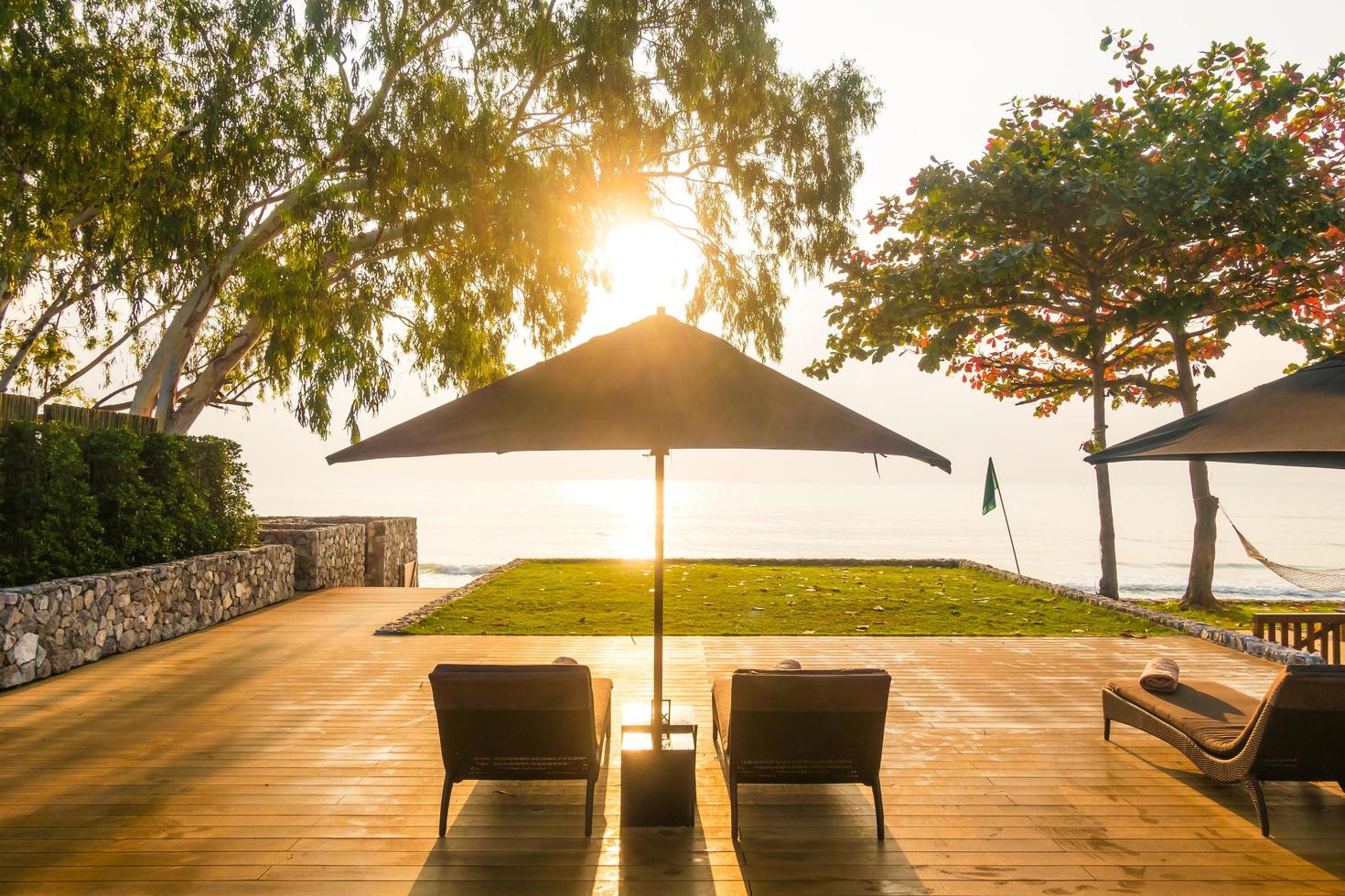 Sonnenschirm und Stuhl in der Nähe von Strand und Meer foto