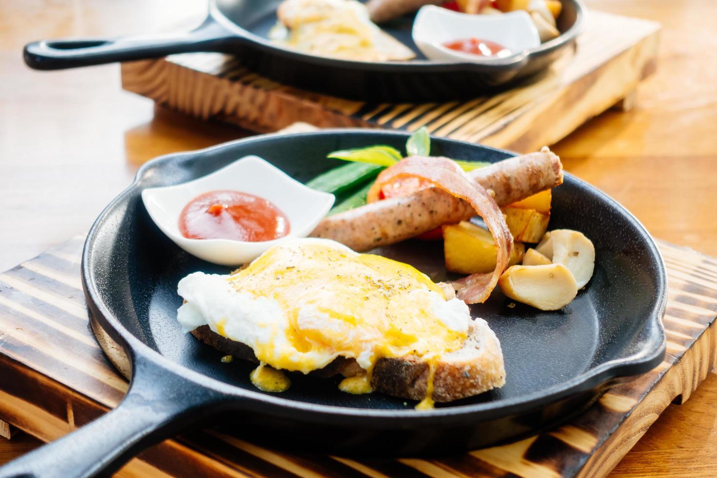 Ei Benedikt mit Wurstspeck und Tomatensauce foto