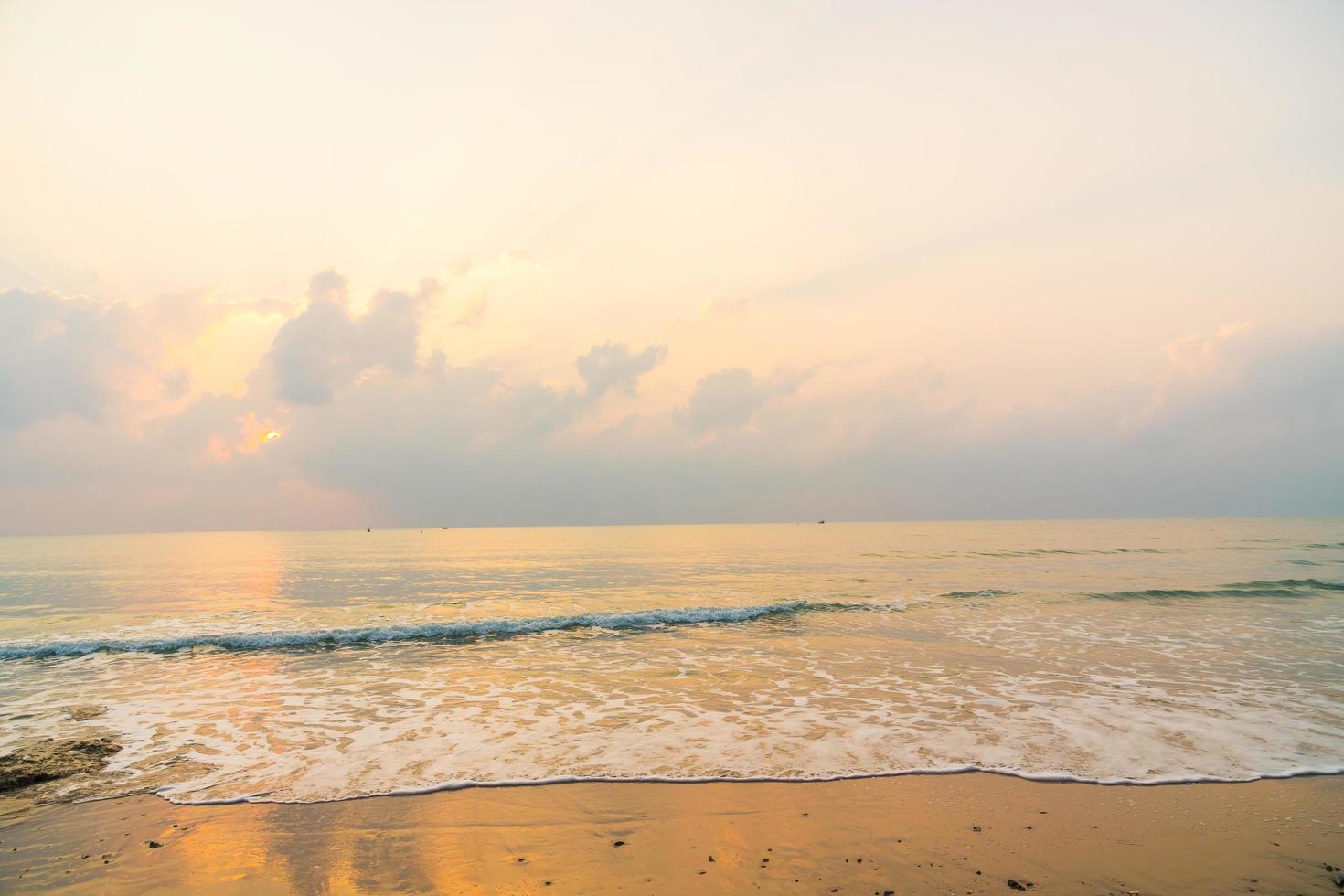 schöner Strand und Meer bei Sonnenaufgang foto