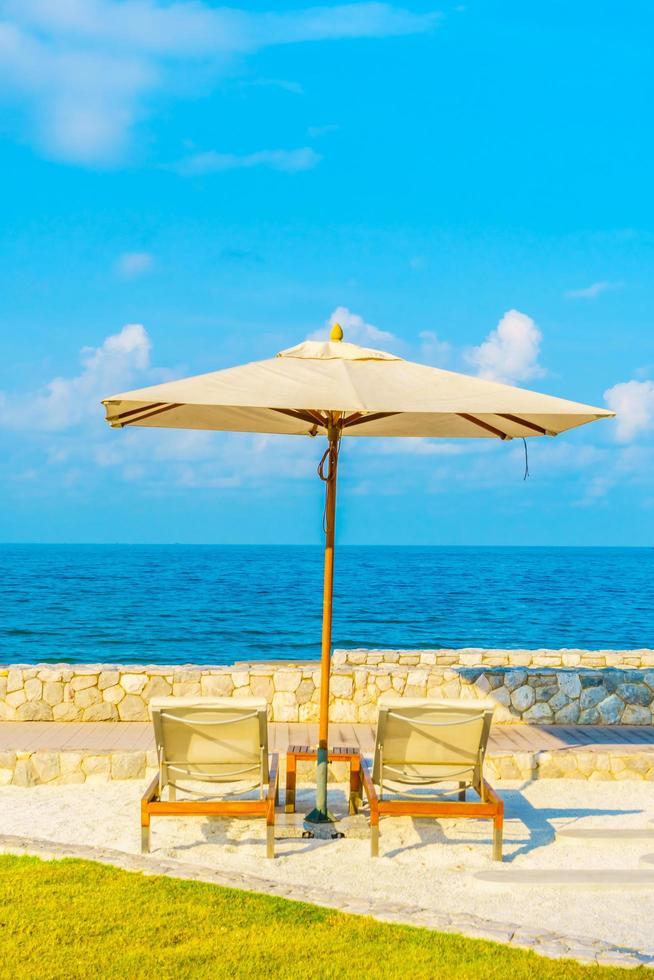 Sonnenschirm und Stuhl mit Meerblick foto