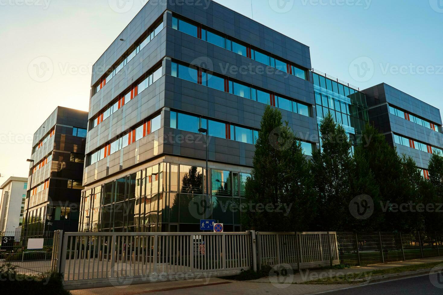 modern Büro Gebäude mit Grün Bäume foto