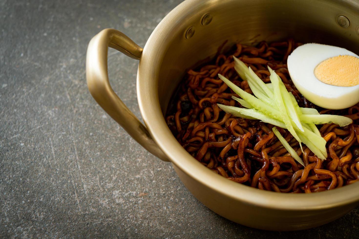 koreanische Instantnudeln mit schwarzer Bohnensauce oder Jajangmyeon oder Jjajangmyeon foto