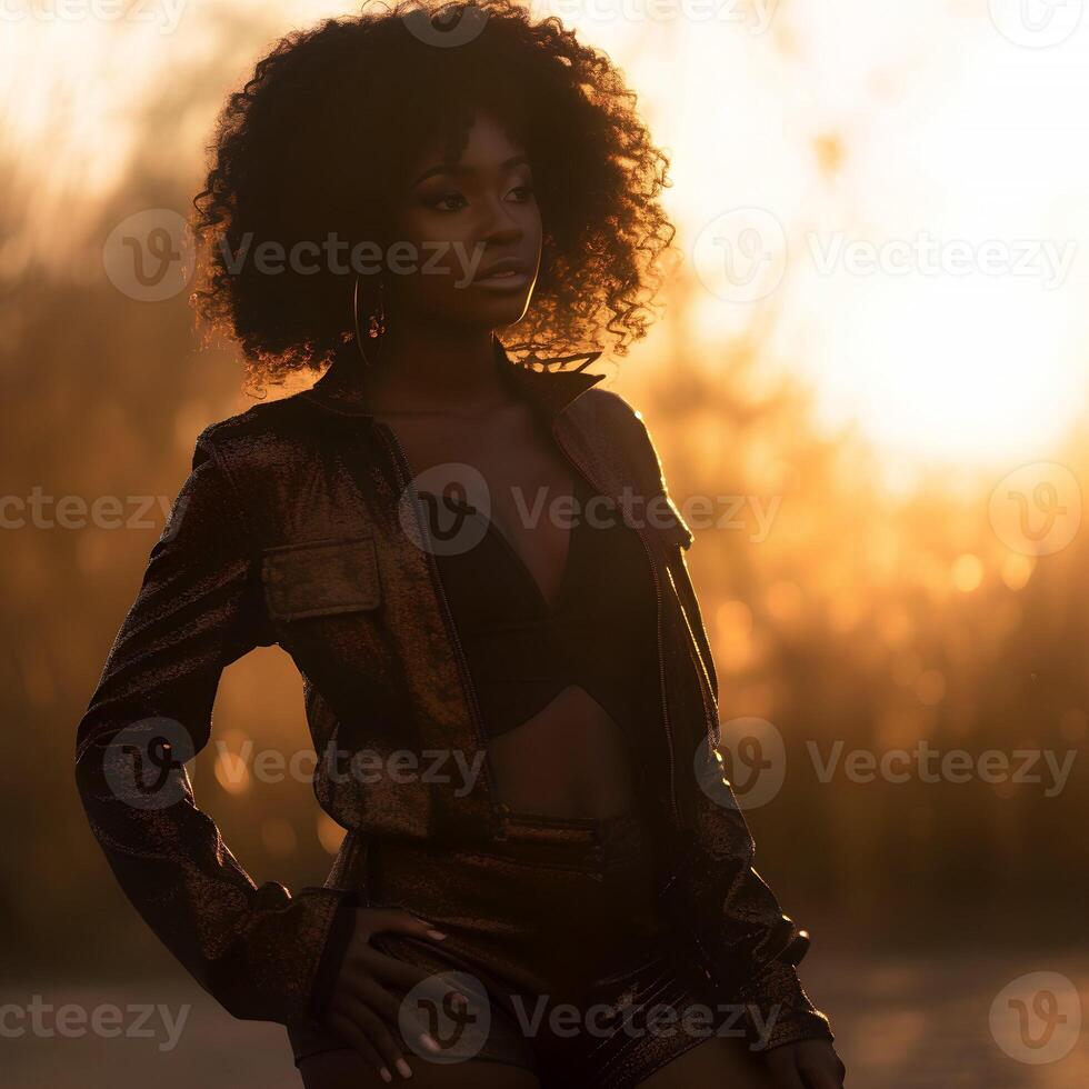 Porträt von ein schwarz Frau im golden modisch Kleider gegen das Hintergrund von das Rahmen Sonne, natürlich Foto im das Feld, ,weich Licht, ai generativ Kunst