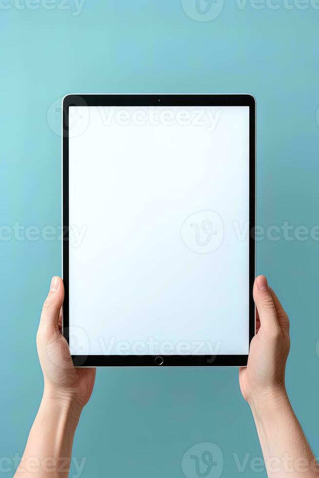 Hand halten Tablette mit Attrappe, Lehrmodell, Simulation leer Bildschirm isoliert auf Blau Hintergrund. ai generiert foto