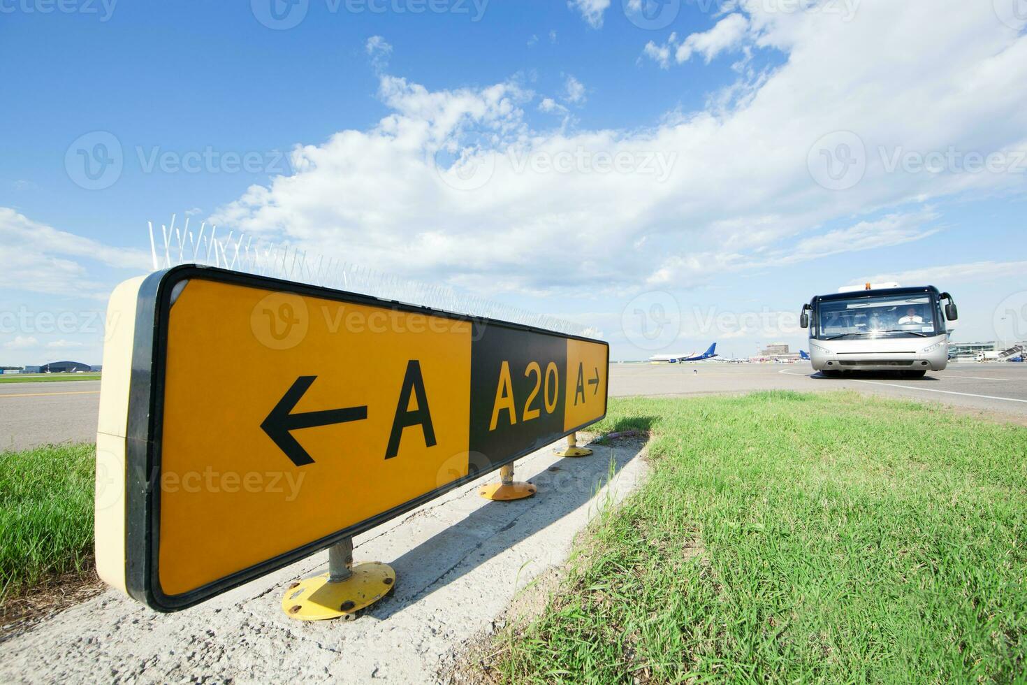 Straße Zeichen im das Flughafen foto