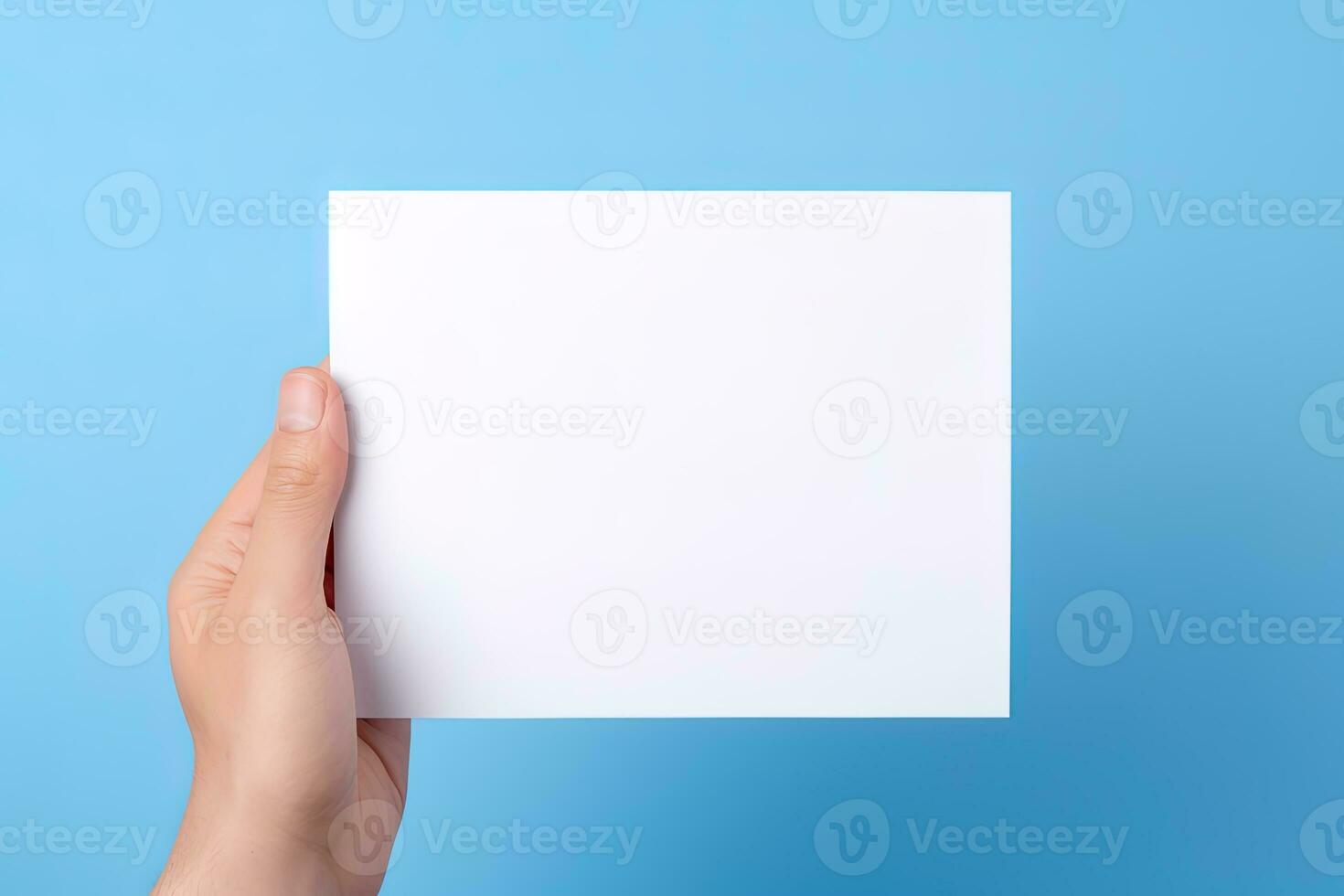 ein Mensch Hand halten ein leer Blatt von Weiß Papier oder Karte isoliert auf Blau Hintergrund. ai generiert foto
